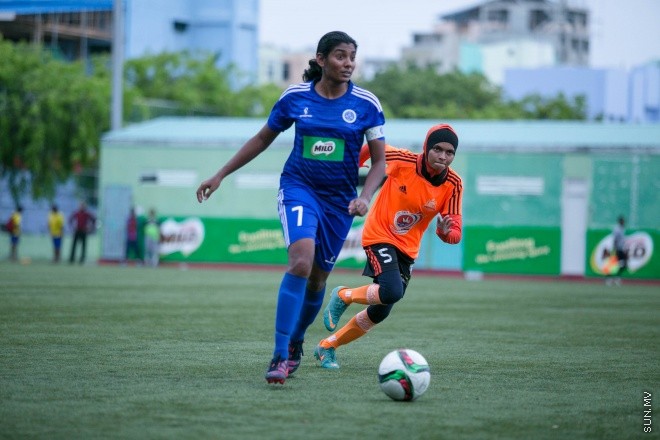 މެއި 24، 2015: މައިލޯ އަންހެން ޑިވިޜަން ފުޓްބޯލް ޗެމްޕިއަންޝިޕްގެ ފުރަތަމަ މެޗްގައި ސަން ހޮޓެލްސް އެންޑް ރިޒޯޓް އާއި އެންމެ ފަހުގެ ޗެމްޕިއަން ނިއުރޭޑިއަންޓް ބައްދަލުކުރި މެޗްގެ ތެރެއިން -- ސަން ފޮޓޯ/ފަޔާޒު މޫސާ 