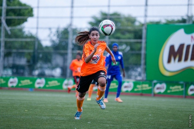 މެއި 24، 2015: މައިލޯ އަންހެން ޑިވިޜަން ފުޓްބޯލް ޗެމްޕިއަންޝިޕްގެ ފުރަތަމަ މެޗްގައި ސަން ހޮޓެލްސް އެންޑް ރިޒޯޓް އާއި އެންމެ ފަހުގެ ޗެމްޕިއަން ނިއުރޭޑިއަންޓް ބައްދަލުކުރި މެޗްގެ ތެރެއިން -- ސަން ފޮޓޯ/ފަޔާޒު މޫސާ 
