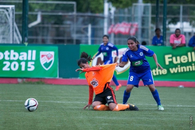 މެއި 24، 2015: މައިލޯ އަންހެން ޑިވިޜަން ފުޓްބޯލް ޗެމްޕިއަންޝިޕްގެ ފުރަތަމަ މެޗްގައި ސަން ހޮޓެލްސް އެންޑް ރިޒޯޓް އާއި އެންމެ ފަހުގެ ޗެމްޕިއަން ނިއުރޭޑިއަންޓް ބައްދަލުކުރި މެޗްގެ ތެރެއިން -- ސަން ފޮޓޯ/ފަޔާޒު މޫސާ 