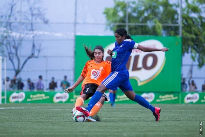 މެއި 24، 2015: މައިލޯ އަންހެން ޑިވިޜަން ފުޓްބޯލް ޗެމްޕިއަންޝިޕްގެ ފުރަތަމަ މެޗްގައި ސަން ހޮޓެލްސް އެންޑް ރިޒޯޓް އާއި އެންމެ ފަހުގެ ޗެމްޕިއަން ނިއުރޭޑިއަންޓް ބައްދަލުކުރި މެޗްގެ ތެރެއިން -- ސަން ފޮޓޯ/ފަޔާޒު މޫސާ 