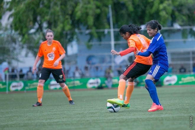 މެއި 24، 2015: މައިލޯ އަންހެން ޑިވިޜަން ފުޓްބޯލް ޗެމްޕިއަންޝިޕްގެ ފުރަތަމަ މެޗްގައި ސަން ހޮޓެލްސް އެންޑް ރިޒޯޓް އާއި އެންމެ ފަހުގެ ޗެމްޕިއަން ނިއުރޭޑިއަންޓް ބައްދަލުކުރި މެޗްގެ ތެރެއިން -- ސަން ފޮޓޯ/ފަޔާޒު މޫސާ 