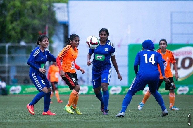 މެއި 24، 2015: މައިލޯ އަންހެން ޑިވިޜަން ފުޓްބޯލް ޗެމްޕިއަންޝިޕްގެ ފުރަތަމަ މެޗްގައި ސަން ހޮޓެލްސް އެންޑް ރިޒޯޓް އާއި އެންމެ ފަހުގެ ޗެމްޕިއަން ނިއުރޭޑިއަންޓް ބައްދަލުކުރި މެޗްގެ ތެރެއިން -- ސަން ފޮޓޯ/ފަޔާޒު މޫސާ 
