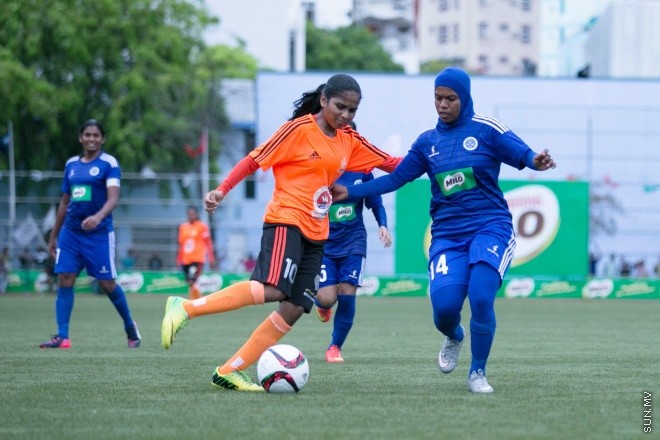 މެއި 24، 2015: މައިލޯ އަންހެން ޑިވިޜަން ފުޓްބޯލް ޗެމްޕިއަންޝިޕްގެ ފުރަތަމަ މެޗްގައި ސަން ހޮޓެލްސް އެންޑް ރިޒޯޓް އާއި އެންމެ ފަހުގެ ޗެމްޕިއަން ނިއުރޭޑިއަންޓް ބައްދަލުކުރި މެޗްގެ ތެރެއިން -- ސަން ފޮޓޯ/ފަޔާޒު މޫސާ 