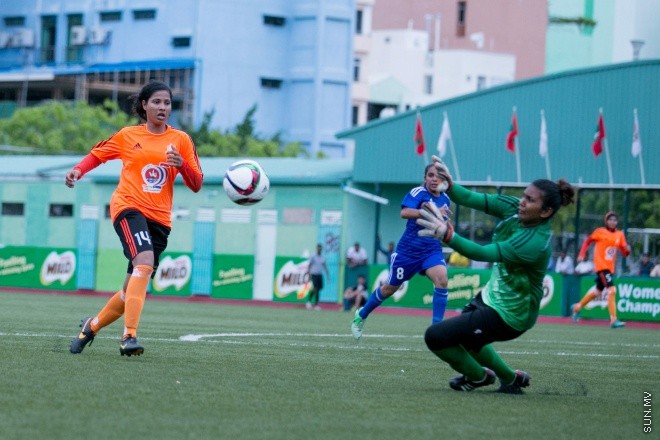 މެއި 24، 2015: މައިލޯ އަންހެން ޑިވިޜަން ފުޓްބޯލް ޗެމްޕިއަންޝިޕްގެ ފުރަތަމަ މެޗްގައި ސަން ހޮޓެލްސް އެންޑް ރިޒޯޓް އާއި އެންމެ ފަހުގެ ޗެމްޕިއަން ނިއުރޭޑިއަންޓް ބައްދަލުކުރި މެޗްގެ ތެރެއިން -- ސަން ފޮޓޯ/ފަޔާޒު މޫސާ 