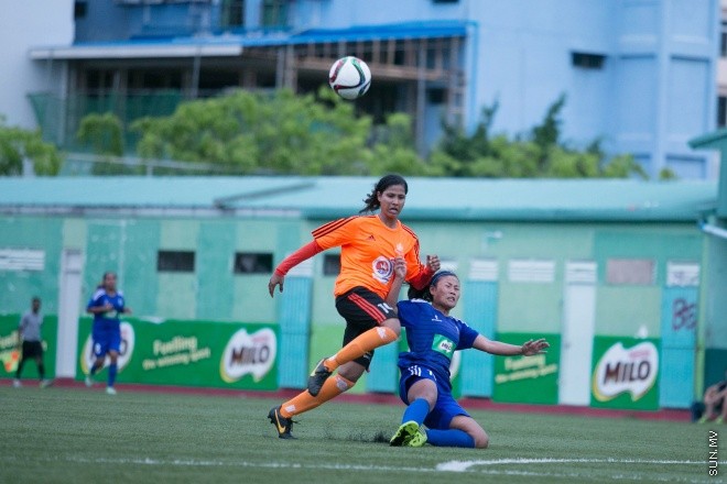 މެއި 24، 2015: މައިލޯ އަންހެން ޑިވިޜަން ފުޓްބޯލް ޗެމްޕިއަންޝިޕްގެ ފުރަތަމަ މެޗްގައި ސަން ހޮޓެލްސް އެންޑް ރިޒޯޓް އާއި އެންމެ ފަހުގެ ޗެމްޕިއަން ނިއުރޭޑިއަންޓް ބައްދަލުކުރި މެޗްގެ ތެރެއިން -- ސަން ފޮޓޯ/ފަޔާޒު މޫސާ 