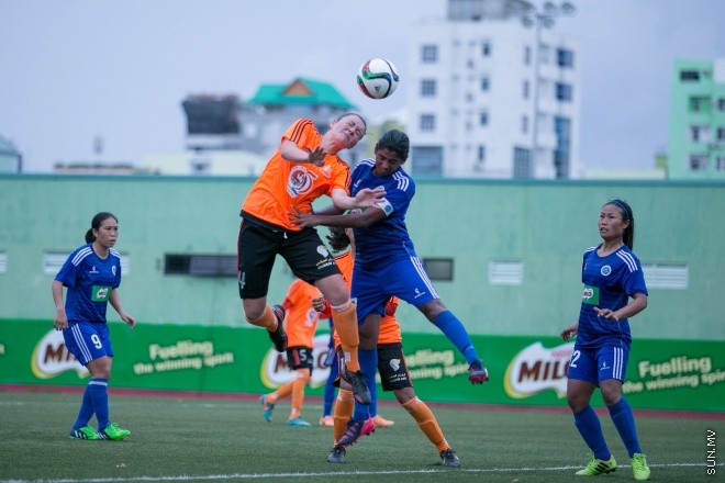 މެއި 24، 2015: މައިލޯ އަންހެން ޑިވިޜަން ފުޓްބޯލް ޗެމްޕިއަންޝިޕްގެ ފުރަތަމަ މެޗްގައި ސަން ހޮޓެލްސް އެންޑް ރިޒޯޓް އާއި އެންމެ ފަހުގެ ޗެމްޕިއަން ނިއުރޭޑިއަންޓް ބައްދަލުކުރި މެޗްގެ ތެރެއިން -- ސަން ފޮޓޯ/ފަޔާޒު މޫސާ 