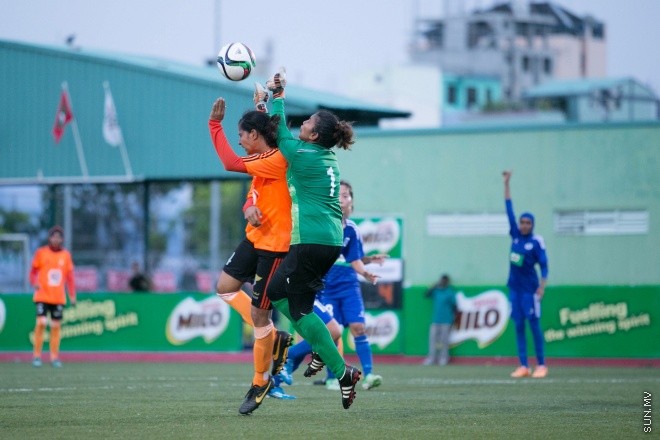 މެއި 24، 2015: މައިލޯ އަންހެން ޑިވިޜަން ފުޓްބޯލް ޗެމްޕިއަންޝިޕްގެ ފުރަތަމަ މެޗްގައި ސަން ހޮޓެލްސް އެންޑް ރިޒޯޓް އާއި އެންމެ ފަހުގެ ޗެމްޕިއަން ނިއުރޭޑިއަންޓް ބައްދަލުކުރި މެޗްގެ ތެރެއިން -- ސަން ފޮޓޯ/ފަޔާޒު މޫސާ 
