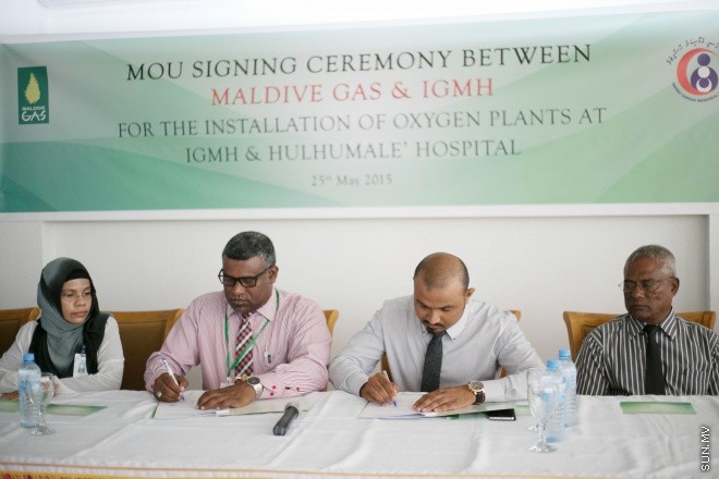 މެއި 25، 2015: އައިޖީއެމްއެޗާއި ހުޅުމާލޭ ހޮސްޕިޓަލުގައި އޮކްސިޖަން ޕްލާންޓެއް ބެހެއްޓުމުގެ އެއްބަސްވުމެއްގައި މޯލްޑިވްސް ގޭސް އާއެކު އައިޖީއެމްއެޗުން އެމްއޯޔޫއެއްގައި ސޮއި ކުރުމަށް ލެމަންގްރާސް ސިޓްރަން ރެސްޓޯރެންޓް ގައި ބޭއްވި ހަފްލާގެ ތެރެއިން -- ސަން ފޮޓޯ/ ފަޔާޒު މޫސާ