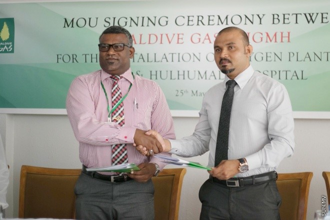 މެއި 25، 2015: އައިޖީއެމްއެޗާއި ހުޅުމާލޭ ހޮސްޕިޓަލުގައި އޮކްސިޖަން ޕްލާންޓެއް ބެހެއްޓުމުގެ އެއްބަސްވުމެއްގައި މޯލްޑިވްސް ގޭސް އާއެކު އައިޖީއެމްއެޗުން އެމްއޯޔޫއެއްގައި ސޮއި ކުރުމަށް ލެމަންގްރާސް ސިޓްރަން ރެސްޓޯރެންޓް ގައި ބޭއްވި ހަފްލާގެ ތެރެއިން -- ސަން ފޮޓޯ/ ފަޔާޒު މޫސާ