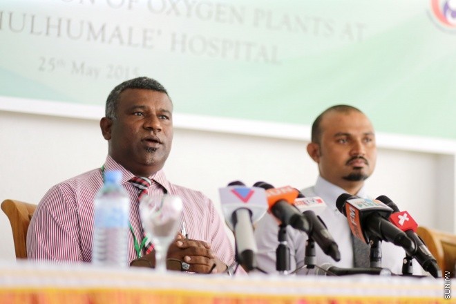 މެއި 25، 2015: އައިޖީއެމްއެޗާއި ހުޅުމާލޭ ހޮސްޕިޓަލުގައި އޮކްސިޖަން ޕްލާންޓެއް ބެހެއްޓުމުގެ އެއްބަސްވުމެއްގައި މޯލްޑިވްސް ގޭސް އާއެކު އައިޖީއެމްއެޗުން އެމްއޯޔޫއެއްގައި ސޮއި ކުރުމަށް ލެމަންގްރާސް ސިޓްރަން ރެސްޓޯރެންޓް ގައި ބޭއްވި ހަފްލާގެ ތެރެއިން -- ސަން ފޮޓޯ/ ފަޔާޒު މޫސާ
