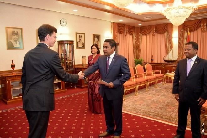 މޭ 25، 2015:: އިނގިރޭސިވިލާތުގެ ސަރުކާރުން ރާއްޖެއަށް ކަނޑައެޅުއްވި ސަފީރު، &rlm;&rlm;އެމަނިކުފާނުގެ ސަފީރުކަމުގެ ފަތްކޮޅު، ރައީސުލްޖުމްހޫރިއްޔާއަށް އެރުވުމަށް ރައީސް އޮފީހުގައި ބޭއްވި ރަސްމިއްޔާތުގެ ތެރެއިން &ndash; ސަންފޮޓޯ/ ޔޫސުފް ސޮފްވާން&rlm;&lrm; 