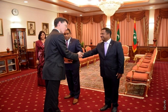 މޭ 25، 2015:: އިނގިރޭސިވިލާތުގެ ސަރުކާރުން ރާއްޖެއަށް ކަނޑައެޅުއްވި ސަފީރު، &rlm;&rlm;އެމަނިކުފާނުގެ ސަފީރުކަމުގެ ފަތްކޮޅު، ރައީސުލްޖުމްހޫރިއްޔާއަށް އެރުވުމަށް ރައީސް އޮފީހުގައި ބޭއްވި ރަސްމިއްޔާތުގެ ތެރެއިން &ndash; ސަންފޮޓޯ/ ޔޫސުފް ސޮފްވާން&rlm;&lrm; 