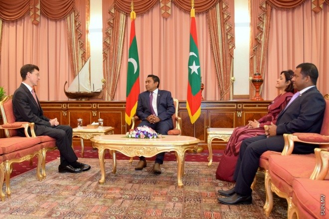 މޭ 25، 2015:: އިނގިރޭސިވިލާތުގެ ސަރުކާރުން ރާއްޖެއަށް ކަނޑައެޅުއްވި ސަފީރު، &rlm;&rlm;އެމަނިކުފާނުގެ ސަފީރުކަމުގެ ފަތްކޮޅު، ރައީސުލްޖުމްހޫރިއްޔާއަށް އެރުވުމަށް ރައީސް އޮފީހުގައި ބޭއްވި ރަސްމިއްޔާތުގެ ތެރެއިން &ndash; ސަންފޮޓޯ/ ޔޫސުފް ސޮފްވާން&rlm;&lrm; 
