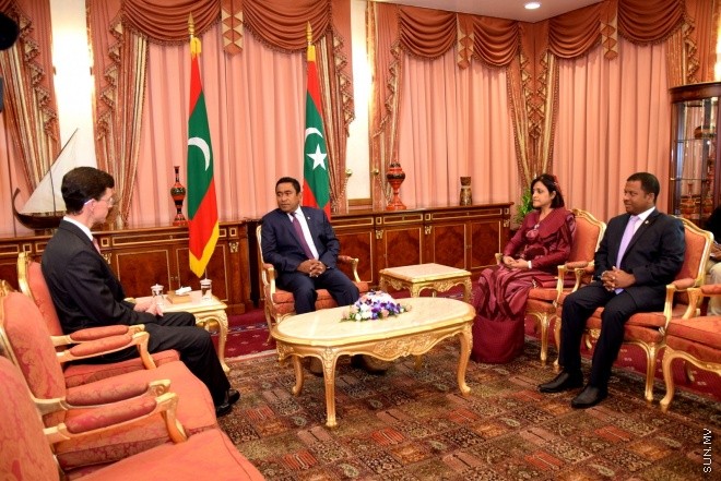 މޭ 25، 2015:: އިނގިރޭސިވިލާތުގެ ސަރުކާރުން ރާއްޖެއަށް ކަނޑައެޅުއްވި ސަފީރު، &rlm;&rlm;އެމަނިކުފާނުގެ ސަފީރުކަމުގެ ފަތްކޮޅު، ރައީސުލްޖުމްހޫރިއްޔާއަށް އެރުވުމަށް ރައީސް އޮފީހުގައި ބޭއްވި ރަސްމިއްޔާތުގެ ތެރެއިން &ndash; ސަންފޮޓޯ/ ޔޫސުފް ސޮފްވާން&rlm;&lrm; 