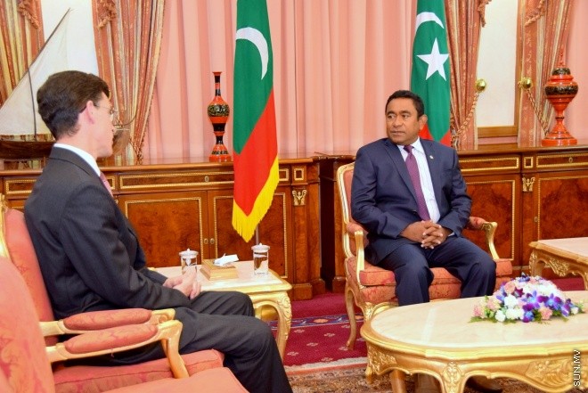 މޭ 25، 2015:: އިނގިރޭސިވިލާތުގެ ސަރުކާރުން ރާއްޖެއަށް ކަނޑައެޅުއްވި ސަފީރު، &rlm;&rlm;އެމަނިކުފާނުގެ ސަފީރުކަމުގެ ފަތްކޮޅު، ރައީސުލްޖުމްހޫރިއްޔާއަށް އެރުވުމަށް ރައީސް އޮފީހުގައި ބޭއްވި ރަސްމިއްޔާތުގެ ތެރެއިން &ndash; ސަންފޮޓޯ/ ޔޫސުފް ސޮފްވާން&rlm;&lrm; 