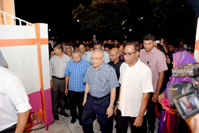 މޭ 25، 2015: ދިއްގަރު ދާއިރާއަށް ޕީޕީއެމްގެ ފަރާތުން ވާދަކުރައްވާ ފާރިސް މައުމޫންގެ މާލޭ ކެމްޕޭން ޖަގަހަ ހުޅުވުމަށް ބޭއްވި ރަސްމިއްޔާތުގެ ތެރެއިން &ndash; ސަންފޮޓޯ/ ޔޫސުފް ސޮފްވާން