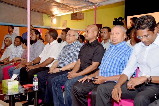 މޭ 25، 2015: ދިއްގަރު ދާއިރާއަށް ޕީޕީއެމްގެ ފަރާތުން ވާދަކުރައްވާ ފާރިސް މައުމޫންގެ މާލޭ ކެމްޕޭން ޖަގަހަ ހުޅުވުމަށް ބޭއްވި ރަސްމިއްޔާތުގެ ތެރެއިން &ndash; ސަންފޮޓޯ/ ޔޫސުފް ސޮފްވާން