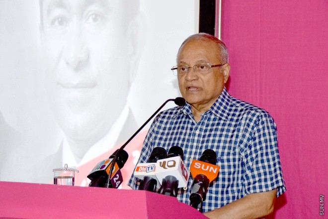 މޭ 25، 2015: ދިއްގަރު ދާއިރާއަށް ޕީޕީއެމްގެ ފަރާތުން ވާދަކުރައްވާ ފާރިސް މައުމޫންގެ މާލޭ ކެމްޕޭން ޖަގަހަ ހުޅުވުމަށް ބޭއްވި ރަސްމިއްޔާތުގެ ތެރެއިން &ndash; ސަންފޮޓޯ/ ޔޫސުފް ސޮފްވާން