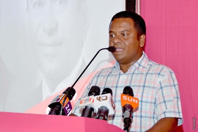 މޭ 25، 2015: ދިއްގަރު ދާއިރާއަށް ޕީޕީއެމްގެ ފަރާތުން ވާދަކުރައްވާ ފާރިސް މައުމޫންގެ މާލޭ ކެމްޕޭން ޖަގަހަ ހުޅުވުމަށް ބޭއްވި ރަސްމިއްޔާތުގެ ތެރެއިން &ndash; ސަންފޮޓޯ/ ޔޫސުފް ސޮފްވާން