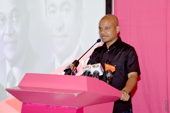 މޭ 25، 2015: ދިއްގަރު ދާއިރާއަށް ޕީޕީއެމްގެ ފަރާތުން ވާދަކުރައްވާ ފާރިސް މައުމޫންގެ މާލޭ ކެމްޕޭން ޖަގަހަ ހުޅުވުމަށް ބޭއްވި ރަސްމިއްޔާތުގެ ތެރެއިން &ndash; ސަންފޮޓޯ/ ޔޫސުފް ސޮފްވާން