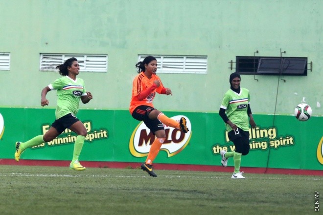 މެއި 26، 2015: މައިލޯ އަންހެން ޑިވިޜަން ފުޓްބޯލް ޗެމްޕިއަންޝިޕްގެ ފުރަތަމަ މެޗްގައި ސަން ހޮޓެލްސް އެންޑް ރިޒޯޓް އާއި ލ. އަތޮޅަށް ނިސްބަތްވާ ސްޓާ ބައްދަލުކުރި މެޗްގެ ތެރެއިން -- ސަން ފޮޓޯ/ފަޔާޒު މޫސާ 