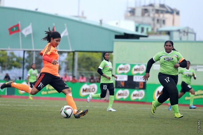 މެއި 26، 2015: މައިލޯ އަންހެން ޑިވިޜަން ފުޓްބޯލް ޗެމްޕިއަންޝިޕްގެ ފުރަތަމަ މެޗްގައި ސަން ހޮޓެލްސް އެންޑް ރިޒޯޓް އާއި ލ. އަތޮޅަށް ނިސްބަތްވާ ސްޓާ ބައްދަލުކުރި މެޗްގެ ތެރެއިން -- ސަން ފޮޓޯ/ފަޔާޒު މޫސާ 