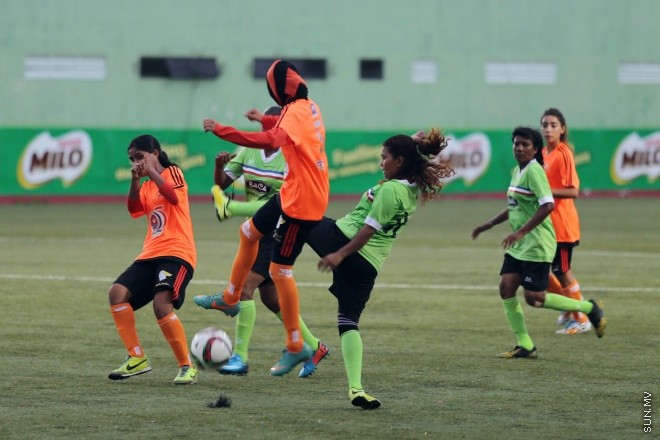 މެއި 26، 2015: މައިލޯ އަންހެން ޑިވިޜަން ފުޓްބޯލް ޗެމްޕިއަންޝިޕްގެ ފުރަތަމަ މެޗްގައި ސަން ހޮޓެލްސް އެންޑް ރިޒޯޓް އާއި ލ. އަތޮޅަށް ނިސްބަތްވާ ސްޓާ ބައްދަލުކުރި މެޗްގެ ތެރެއިން -- ސަން ފޮޓޯ/ފަޔާޒު މޫސާ 