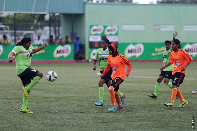 މެއި 26، 2015: މައިލޯ އަންހެން ޑިވިޜަން ފުޓްބޯލް ޗެމްޕިއަންޝިޕްގެ ފުރަތަމަ މެޗްގައި ސަން ހޮޓެލްސް އެންޑް ރިޒޯޓް އާއި ލ. އަތޮޅަށް ނިސްބަތްވާ ސްޓާ ބައްދަލުކުރި މެޗްގެ ތެރެއިން -- ސަން ފޮޓޯ/ފަޔާޒު މޫސާ 