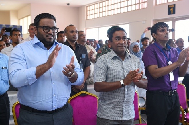މޭ 28، 2015: ރ އަތޮޅު އިފުރު އެއާޕޯޓު ހުޅުވުމަށް ބޭއްވި ރަސްމިއްޔާތުގެ ތެރެއިން -- ފޮޓޯ/ ރައީސް އޮފީސް