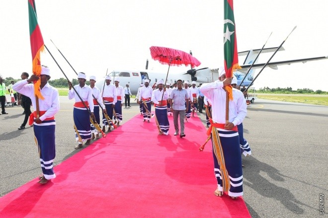 މޭ 28، 2015: ރ އަތޮޅު އިފުރު އެއާޕޯޓު ހުޅުވުމަށް ބޭއްވި ރަސްމިއްޔާތުގެ ތެރެއިން -- ފޮޓޯ/ ރައީސް އޮފީސް