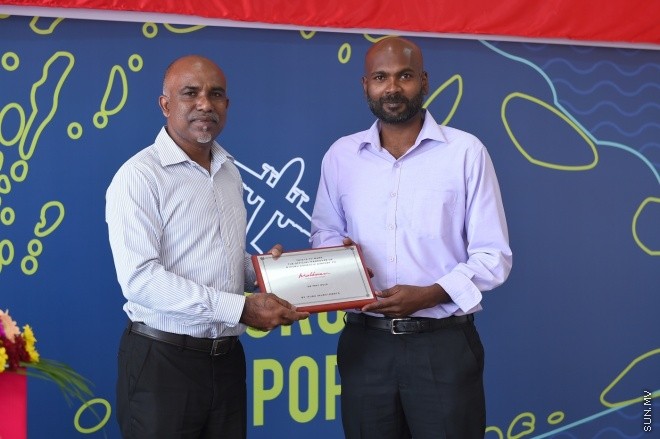 މޭ 28، 2015: ރ އަތޮޅު އިފުރު އެއާޕޯޓު ހުޅުވުމަށް ބޭއްވި ރަސްމިއްޔާތުގެ ތެރެއިން -- ފޮޓޯ/ ރައީސް އޮފީސް