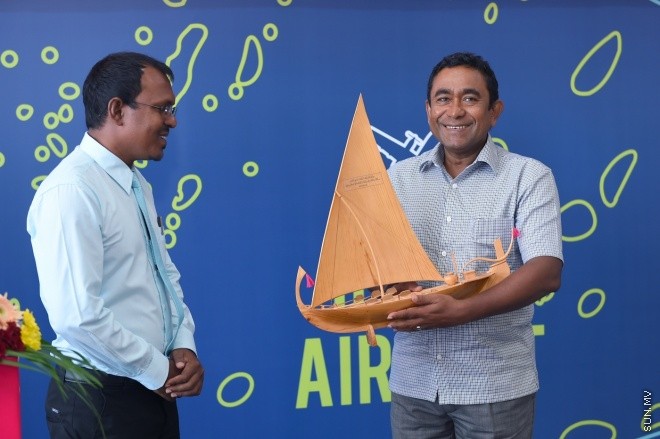 މޭ 28، 2015: ރ އަތޮޅު އިފުރު އެއާޕޯޓު ހުޅުވުމަށް ބޭއްވި ރަސްމިއްޔާތުގެ ތެރެއިން -- ފޮޓޯ/ ރައީސް އޮފީސް