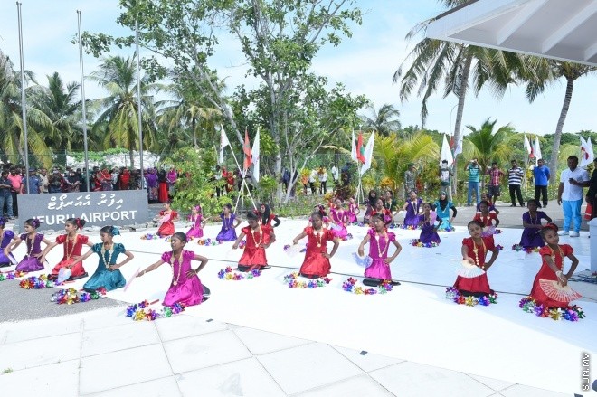 މޭ 28، 2015: ރ އަތޮޅު އިފުރު އެއާޕޯޓު ހުޅުވުމަށް ބޭއްވި ރަސްމިއްޔާތުގެ ތެރެއިން -- ފޮޓޯ/ ރައީސް އޮފީސް