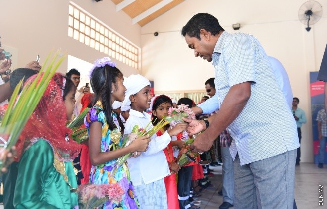 މޭ 28، 2015: ރ އަތޮޅު އިފުރު އެއާޕޯޓު ހުޅުވުމަށް ބޭއްވި ރަސްމިއްޔާތުގެ ތެރެއިން -- ފޮޓޯ/ ރައީސް އޮފީސް
