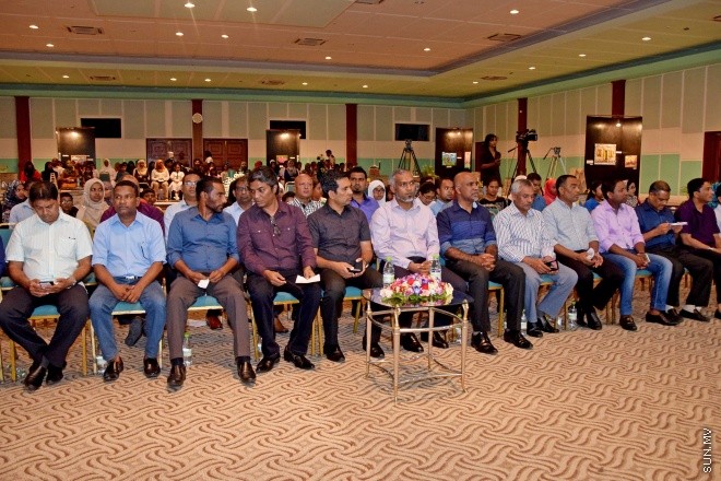 މޭ 28، 2015: ކޮންސްޓްރަކްޝަން އެވެއާނަސް ޗެލެންގު ވަނަވަނައަށް އައި ކުދިންނަށް އިނާމު ދިނުމަށާއި އެކްސްހިބިޝަން ހުޅުވުމަށް ބޭއްވި ރަސްމިއްޔާތުގެ ތެރެއިން -- ސަންފޮޓޯ/ އަލީ ނަސީރު