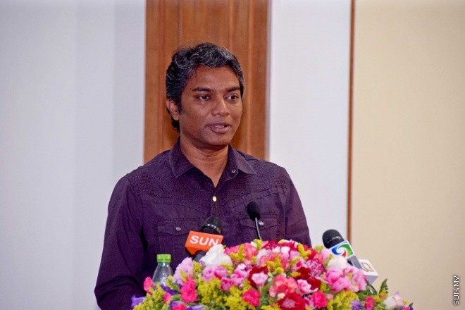 މޭ 28، 2015: ކޮންސްޓްރަކްޝަން އެވެއާނަސް ޗެލެންގު ވަނަވަނައަށް އައި ކުދިންނަށް އިނާމު ދިނުމަށާއި އެކްސްހިބިޝަން ހުޅުވުމަށް ބޭއްވި ރަސްމިއްޔާތުގެ ތެރެއިން -- ސަންފޮޓޯ/ އަލީ ނަސީރު