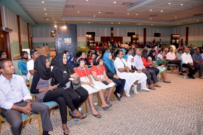 މޭ 28، 2015: ކޮންސްޓްރަކްޝަން އެވެއާނަސް ޗެލެންގު ވަނަވަނައަށް އައި ކުދިންނަށް އިނާމު ދިނުމަށާއި އެކްސްހިބިޝަން ހުޅުވުމަށް ބޭއްވި ރަސްމިއްޔާތުގެ ތެރެއިން -- ސަންފޮޓޯ/ އަލީ ނަސީރު