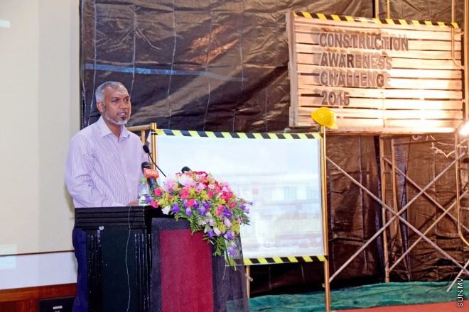 މޭ 28، 2015: ކޮންސްޓްރަކްޝަން އެވެއާނަސް ޗެލެންގު ވަނަވަނައަށް އައި ކުދިންނަށް އިނާމު ދިނުމަށާއި އެކްސްހިބިޝަން ހުޅުވުމަށް ބޭއްވި ރަސްމިއްޔާތުގެ ތެރެއިން -- ސަންފޮޓޯ/ އަލީ ނަސީރު
