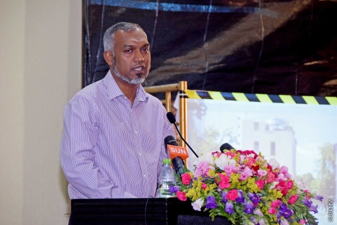 މޭ 28، 2015: ކޮންސްޓްރަކްޝަން އެވެއާނަސް ޗެލެންގު ވަނަވަނައަށް އައި ކުދިންނަށް އިނާމު ދިނުމަށާއި އެކްސްހިބިޝަން ހުޅުވުމަށް ބޭއްވި ރަސްމިއްޔާތުގެ ތެރެއިން -- ސަންފޮޓޯ/ އަލީ ނަސީރު