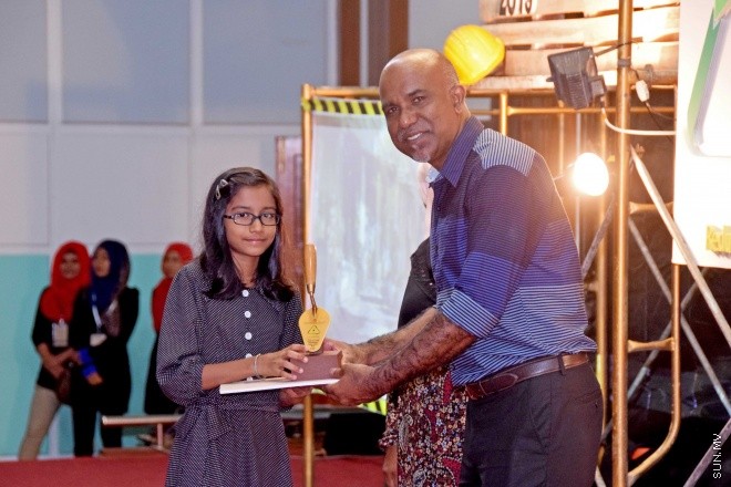 މޭ 28، 2015: ކޮންސްޓްރަކްޝަން އެވެއާނަސް ޗެލެންގު ވަނަވަނައަށް އައި ކުދިންނަށް އިނާމު ދިނުމަށާއި އެކްސްހިބިޝަން ހުޅުވުމަށް ބޭއްވި ރަސްމިއްޔާތުގެ ތެރެއިން -- ސަންފޮޓޯ/ އަލީ ނަސީރު