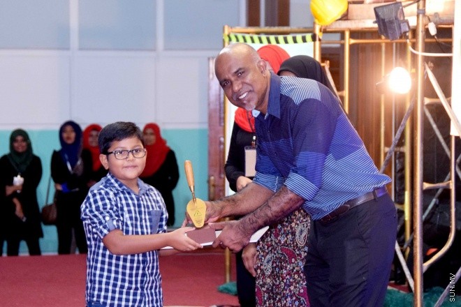 މޭ 28، 2015: ކޮންސްޓްރަކްޝަން އެވެއާނަސް ޗެލެންގު ވަނަވަނައަށް އައި ކުދިންނަށް އިނާމު ދިނުމަށާއި އެކްސްހިބިޝަން ހުޅުވުމަށް ބޭއްވި ރަސްމިއްޔާތުގެ ތެރެއިން -- ސަންފޮޓޯ/ އަލީ ނަސީރު