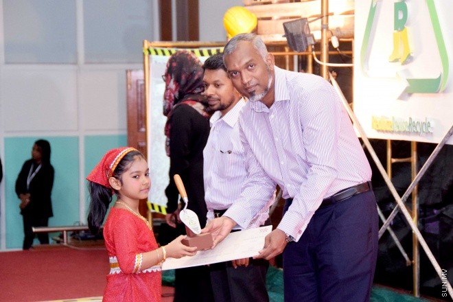 މޭ 28، 2015: ކޮންސްޓްރަކްޝަން އެވެއާނަސް ޗެލެންގު ވަނަވަނައަށް އައި ކުދިންނަށް އިނާމު ދިނުމަށާއި އެކްސްހިބިޝަން ހުޅުވުމަށް ބޭއްވި ރަސްމިއްޔާތުގެ ތެރެއިން -- ސަންފޮޓޯ/ އަލީ ނަސީރު