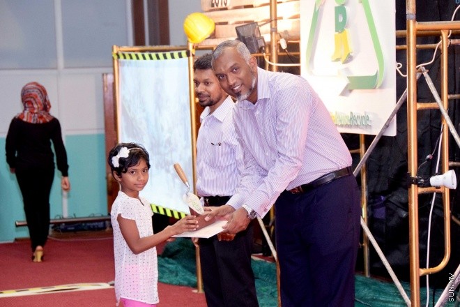 މޭ 28، 2015: ކޮންސްޓްރަކްޝަން އެވެއާނަސް ޗެލެންގު ވަނަވަނައަށް އައި ކުދިންނަށް އިނާމު ދިނުމަށާއި އެކްސްހިބިޝަން ހުޅުވުމަށް ބޭއްވި ރަސްމިއްޔާތުގެ ތެރެއިން -- ސަންފޮޓޯ/ އަލީ ނަސީރު
