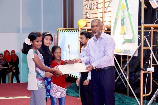 މޭ 28، 2015: ކޮންސްޓްރަކްޝަން އެވެއާނަސް ޗެލެންގު ވަނަވަނައަށް އައި ކުދިންނަށް އިނާމު ދިނުމަށާއި އެކްސްހިބިޝަން ހުޅުވުމަށް ބޭއްވި ރަސްމިއްޔާތުގެ ތެރެއިން -- ސަންފޮޓޯ/ އަލީ ނަސީރު