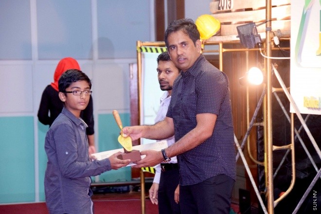 މޭ 28، 2015: ކޮންސްޓްރަކްޝަން އެވެއާނަސް ޗެލެންގު ވަނަވަނައަށް އައި ކުދިންނަށް އިނާމު ދިނުމަށާއި އެކްސްހިބިޝަން ހުޅުވުމަށް ބޭއްވި ރަސްމިއްޔާތުގެ ތެރެއިން -- ސަންފޮޓޯ/ އަލީ ނަސީރު