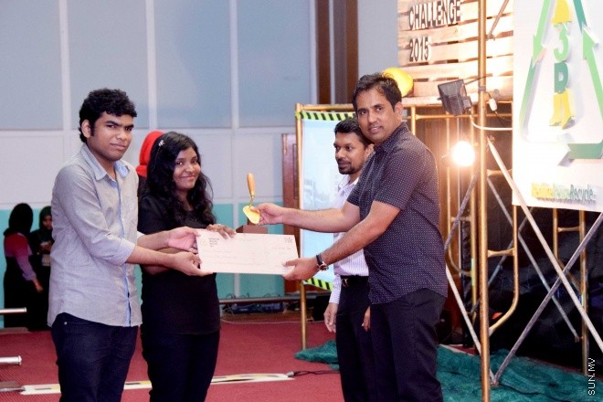 މޭ 28، 2015: ކޮންސްޓްރަކްޝަން އެވެއާނަސް ޗެލެންގު ވަނަވަނައަށް އައި ކުދިންނަށް އިނާމު ދިނުމަށާއި އެކްސްހިބިޝަން ހުޅުވުމަށް ބޭއްވި ރަސްމިއްޔާތުގެ ތެރެއިން -- ސަންފޮޓޯ/ އަލީ ނަސީރު