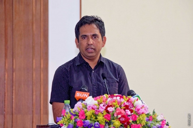 މޭ 28، 2015: ކޮންސްޓްރަކްޝަން އެވެއާނަސް ޗެލެންގު ވަނަވަނައަށް އައި ކުދިންނަށް އިނާމު ދިނުމަށާއި އެކްސްހިބިޝަން ހުޅުވުމަށް ބޭއްވި ރަސްމިއްޔާތުގެ ތެރެއިން -- ސަންފޮޓޯ/ އަލީ ނަސީރު