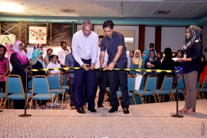 މޭ 28، 2015: ކޮންސްޓްރަކްޝަން އެވެއާނަސް ޗެލެންގު ވަނަވަނައަށް އައި ކުދިންނަށް އިނާމު ދިނުމަށާއި އެކްސްހިބިޝަން ހުޅުވުމަށް ބޭއްވި ރަސްމިއްޔާތުގެ ތެރެއިން -- ސަންފޮޓޯ/ އަލީ ނަސީރު