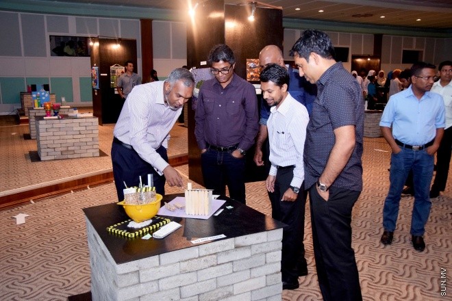 މޭ 28، 2015: ކޮންސްޓްރަކްޝަން އެވެއާނަސް ޗެލެންގު ވަނަވަނައަށް އައި ކުދިންނަށް އިނާމު ދިނުމަށާއި އެކްސްހިބިޝަން ހުޅުވުމަށް ބޭއްވި ރަސްމިއްޔާތުގެ ތެރެއިން -- ސަންފޮޓޯ/ އަލީ ނަސީރު