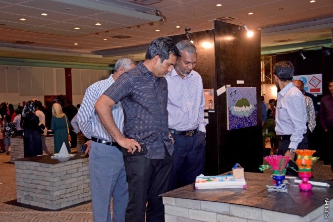 މޭ 28، 2015: ކޮންސްޓްރަކްޝަން އެވެއާނަސް ޗެލެންގު ވަނަވަނައަށް އައި ކުދިންނަށް އިނާމު ދިނުމަށާއި އެކްސްހިބިޝަން ހުޅުވުމަށް ބޭއްވި ރަސްމިއްޔާތުގެ ތެރެއިން -- ސަންފޮޓޯ/ އަލީ ނަސީރު